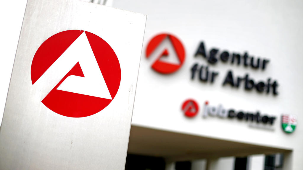 ARCHIV - 29.08.2016, Sachsen-Anhalt, Sangerhausen: Die Agentur für Arbeit und das Jobcenter. Mecklenburg-Vorpommerns Arbeitsminister Glawe fordert eine schnelle Neuregelung der Hartz-Vier-Sanktionen. (zu dpa "Minister Glawe fordert schnelle Neuregel