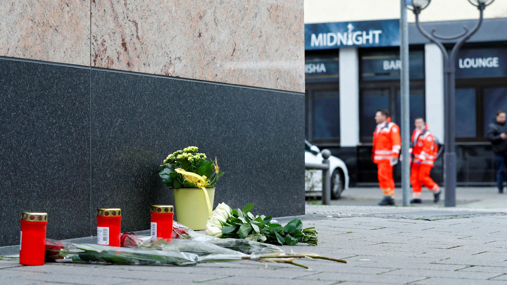 Flowers and candles are placed near the Midnight Shisha bar after a shooting in Hanau, near Frankfurt, Germany, February 20, 2020. REUTERS/Ralph Orlowski