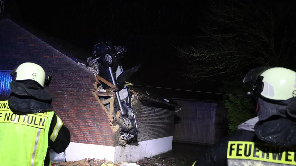 Das Auto hing in zwei Metern Höhe fest