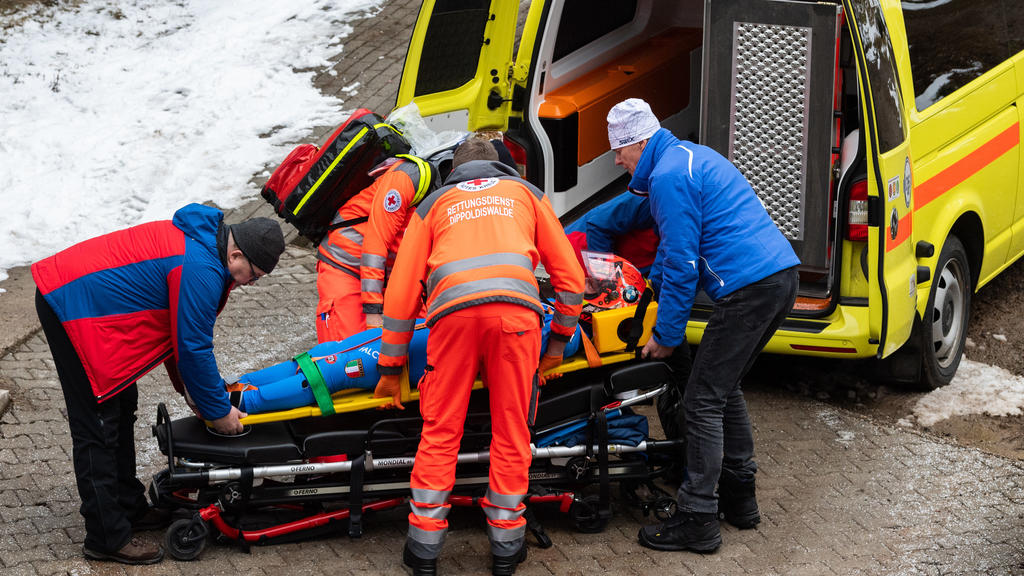 21.02.2020, Sachsen, Altenberg: Bob: Weltmeisterschaft, Zweierbob, Frauen, 1. Durchgang. Pilotin Tania Vicenzino aus Italien wird nach einem Sturz von Sanitätern abtransportiert. Foto: Robert Michael/dpa-Zentralbild/dpa +++ dpa-Bildfunk +++