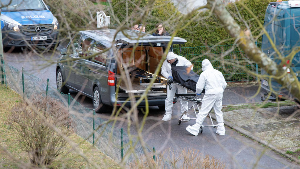 Aus dem Wohnhaus von Tobias R. wird eine Leiche abtransportiert. der 43-Jährige soll neun Menschen erschossen haben.