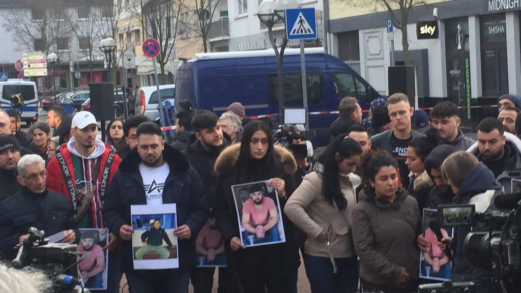 Hanau/Heumarkt: Freunde und Angehörige lesen die Namen der Toten vor.