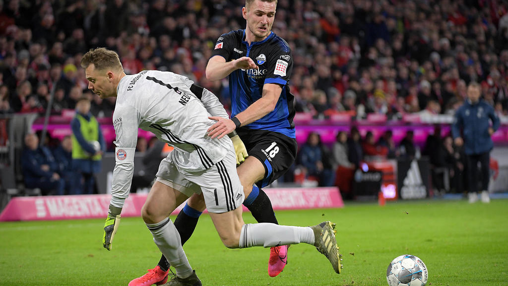 21.02.2020, xemx, Fussball 1.Bundesliga, FC Bayern Muenchen - SC Paderborn emspor, v.l. Manuel Neuer FC Bayern Muenchen und Dennis Srbeny SC Paderborn Zweikampf, Duell, Kampf, tackle und Tor zum1:1 DFL/DFB REGULATIONS PROHIBIT ANY USE OF PHOTOGRAPHS