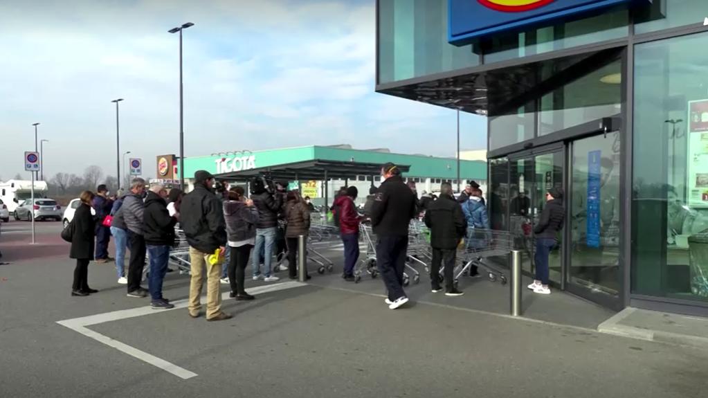 Warteschlangen vor Supermärkten in Italien