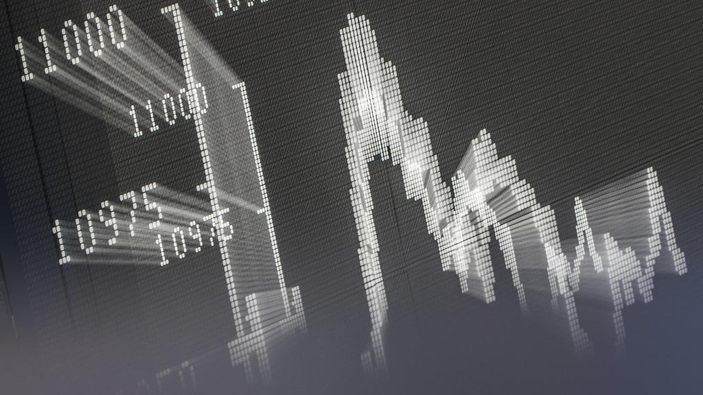 ARCHIV - 04.11.2015, Hessen, Frankfurt/Main: Die große Anzeigetafel zeigt im Handelssaal der Börse die Dax-Kurve (Aufnahem mit Zoom-Effekt). Der Südwestrundfunk plant für Das Erste eine Verfilmung des Steuerskandals rund um die sogenannten Cum-Ex-Ges