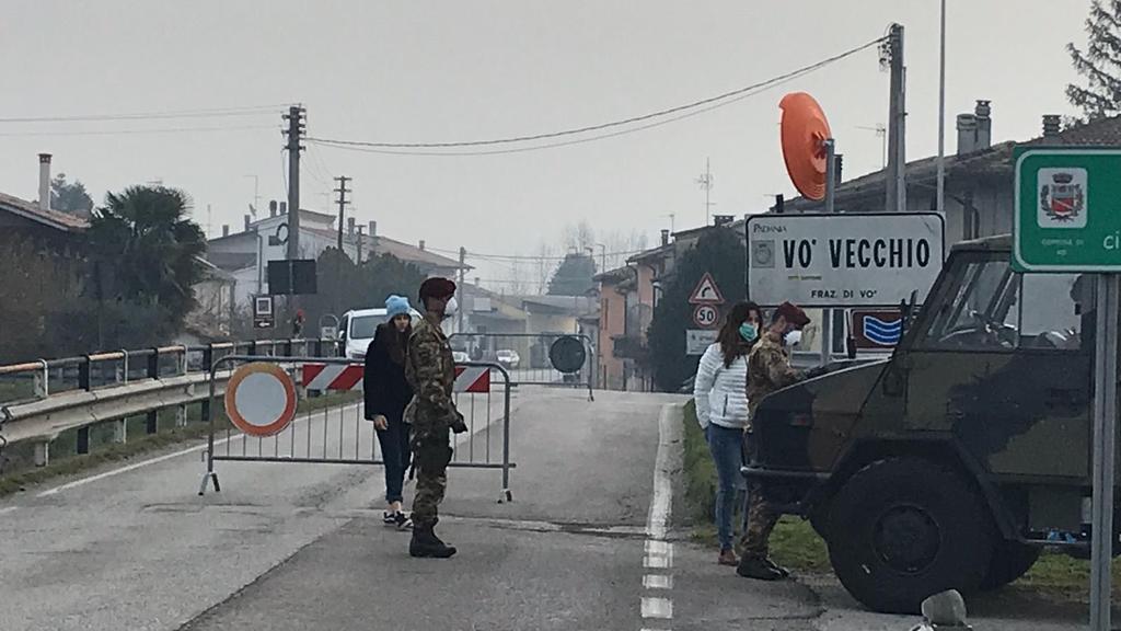 Frauen wollen den Ort Vo´in Italien verlassen, werden aber aufgehalten.