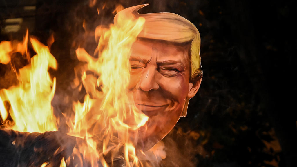 Papp-Nachbildung von Trump wird in Indien angezündet