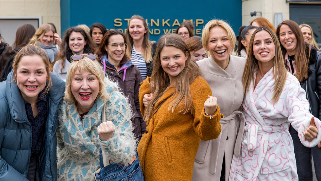 Vordere Reihe v.l. Franziska van der Heide, Ingeborg Brings, Amrei Haardt, Birte Glang, Alexandra Fonsatti und im Hintergrund: zahlreiche Frauen aus dem AWZ-Team