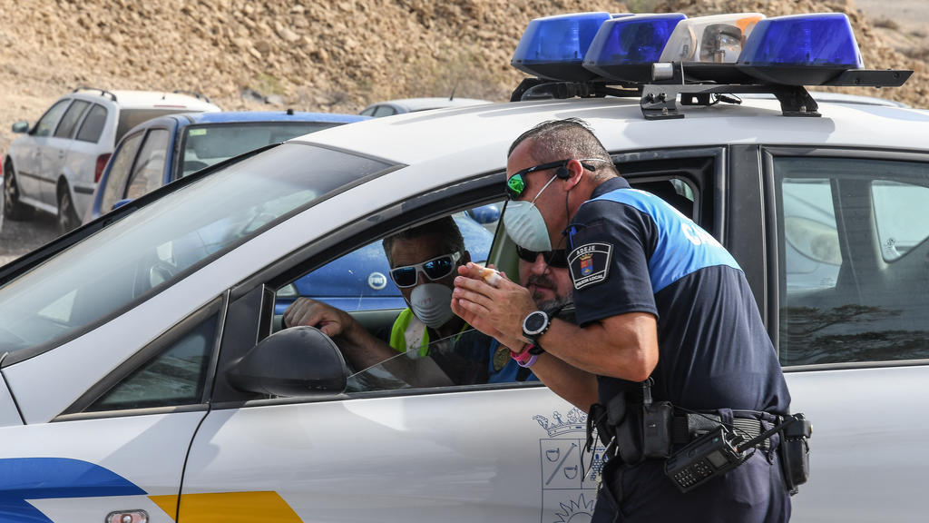 Polizisten vor dem Hotel