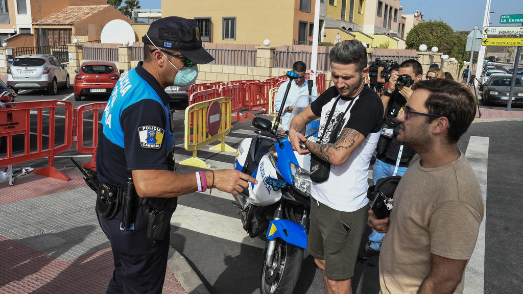 Polizisten vor dem Hotel "H10 Costa Adeje Palace"