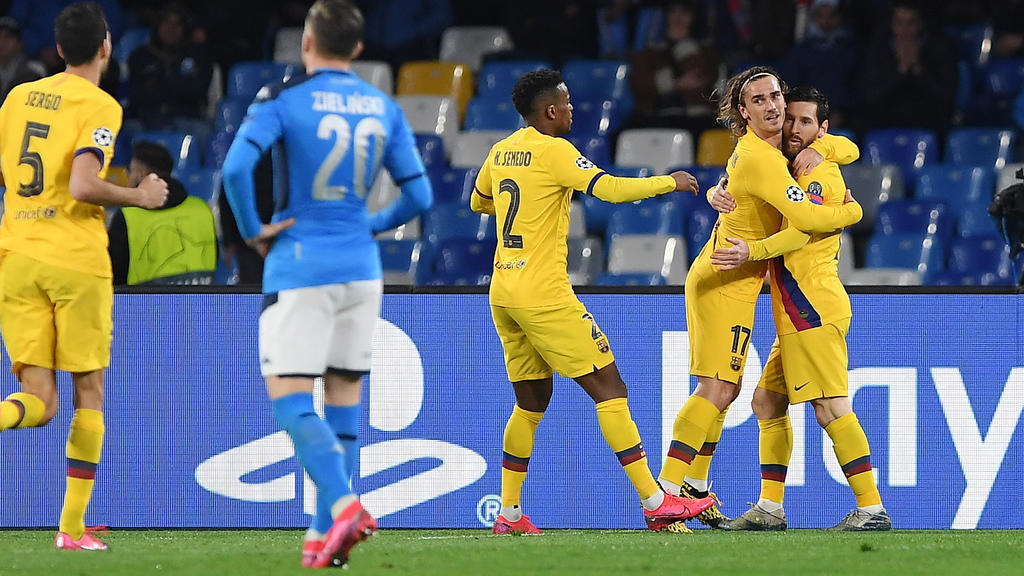 NAPLES, ITALY - FEBRUARY 25: Nelson Semedo, Antoine Griezmann and Lionel Messi of FC Barcelona celebrate the 1-1 goal scored by Antoine Griezmann, beside the disappointment of Piotr Zielinski of SSC Napoli during the UEFA Champions League round of 16
