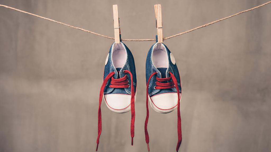 Turnschuhe trocknen an der Wäscheleine