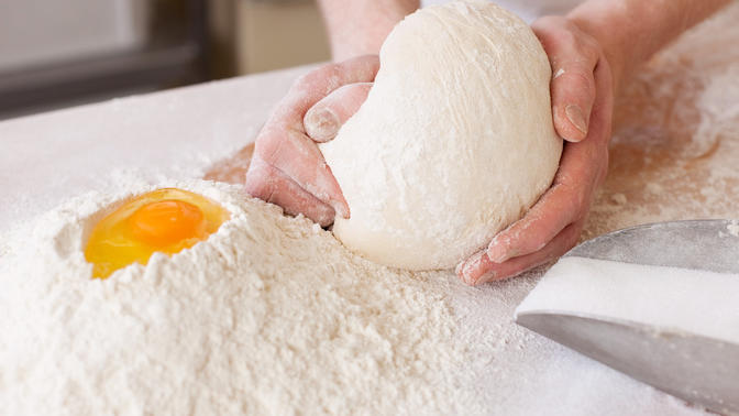Pizzateig wird geknetet