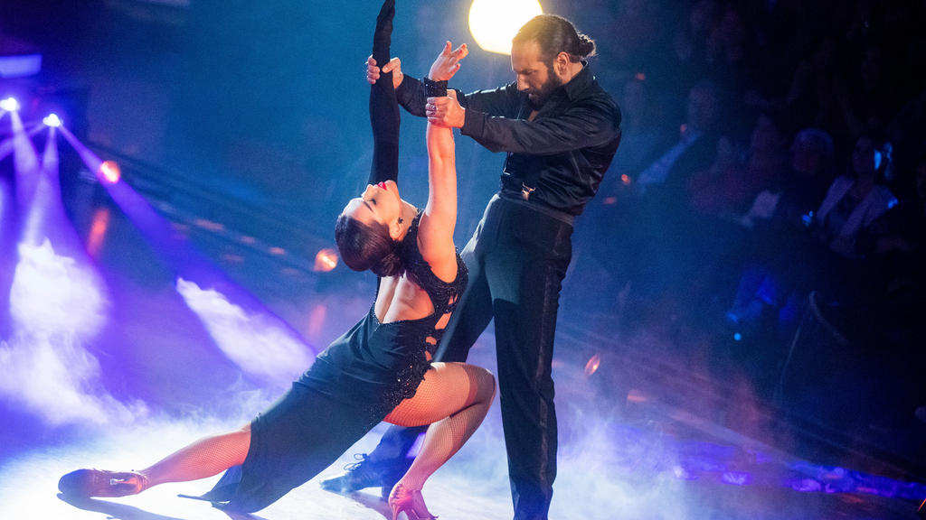 28.02.2020, Nordrhein-Westfalen, Köln: Lili Paul-Roncalli, Artistin, und Massimo Sinato, Profitänzer, tanzen in der RTL-Tanzshow "Let's Dance" im Coloneum. Foto: Rolf Vennenbernd/dpa +++ dpa-Bildfunk +++