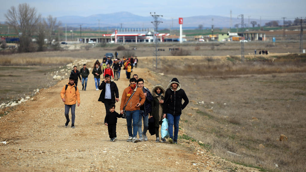 28.02.2020, Türkei, Edirne: Flüchtlinge in der Provinz Edirne, gehen Richtung der türkischen Grenze zu Griechenland. Griechenland hat den Grenzübergang zur Türkei bei Kastanies/Pazarkule geschlossen. Zuvor hatten sich nach Gerüchten über eine Öffnung
