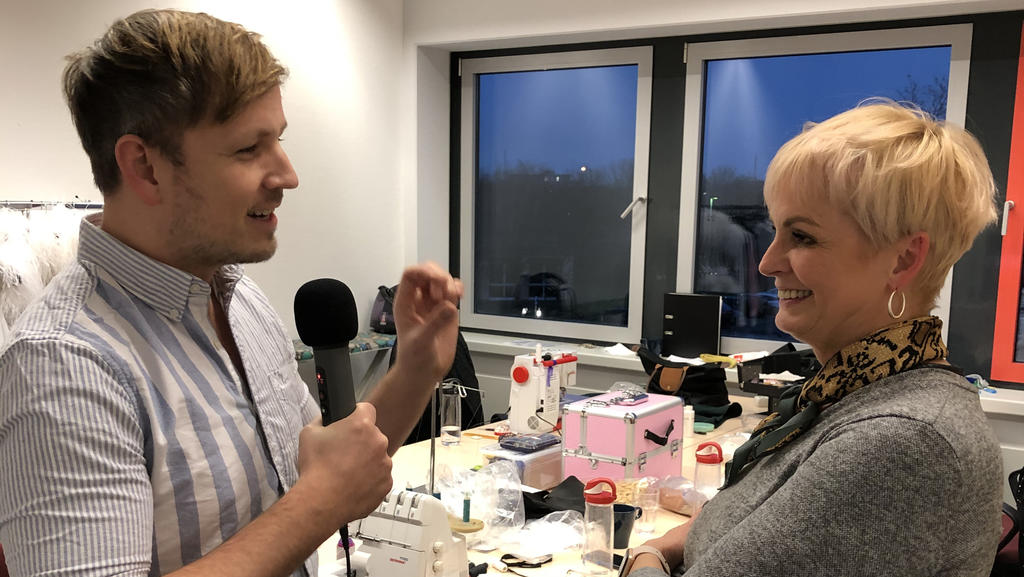 Moderator Martin quatscht Backstage mit der Kostüm Chefin Katia