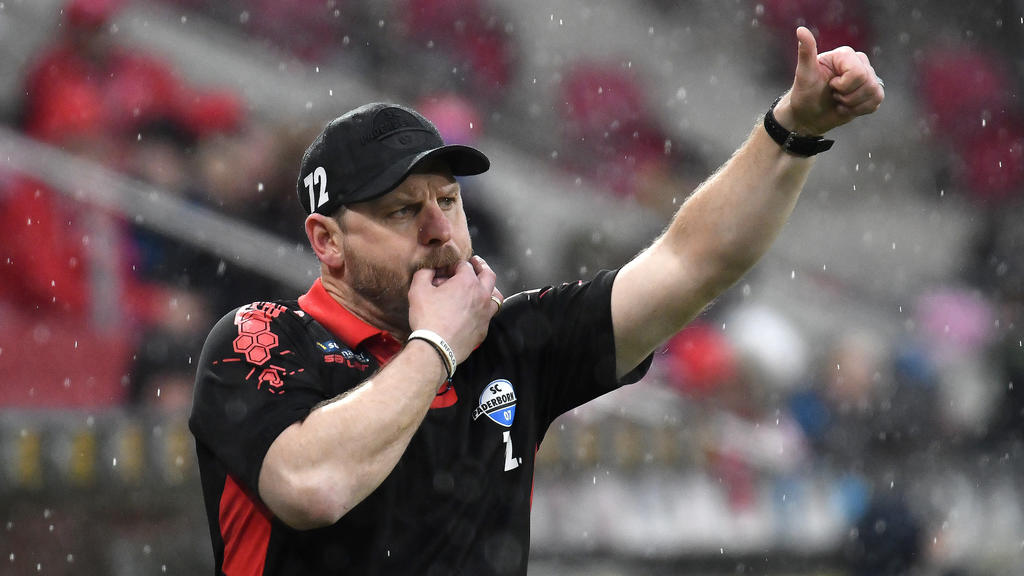 29.02.2020, Rheinland-Pfalz, Mainz: Fußball: Bundesliga, FSV Mainz 05 - SC Paderborn 07, 24. Spieltag in der Opel Arena. Paderborns Trainer Steffen Baumgart steht am Spielfeldrand. Foto: Torsten Silz/dpa - WICHTIGER HINWEIS: Gemäß den Vorgaben der DF