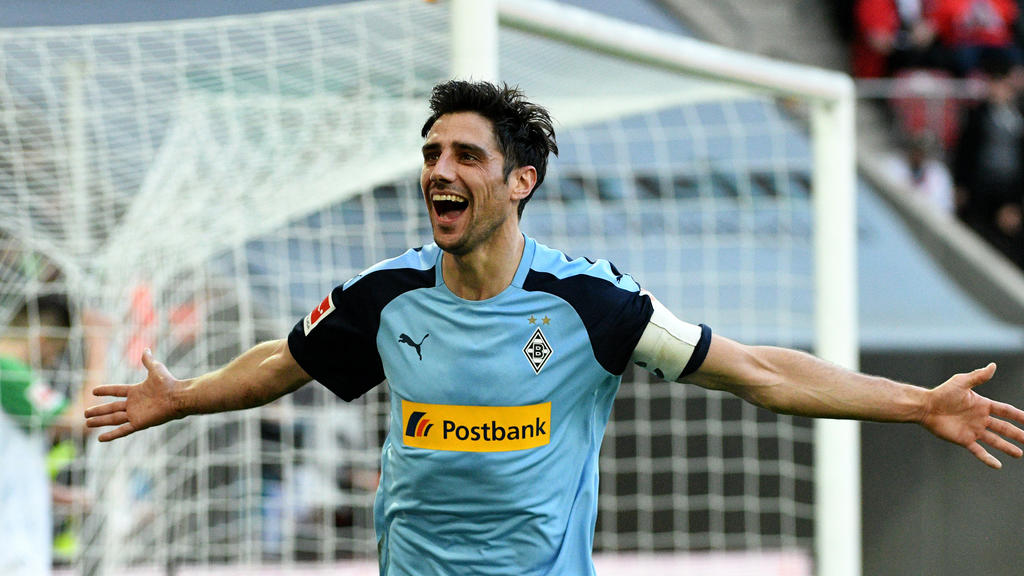 29.02.2020, Bayern, Augsburg: Fußball: Bundesliga, FC Augsburg - Borussia Mönchengladbach, 24. Spieltag in der WWK-Arena. Mönchengladbachs Lars Stindl jubelt. Foto: Stefan Puchner/dpa - WICHTIGER HINWEIS: Gemäß den Vorgaben der DFL Deutsche Fußball L