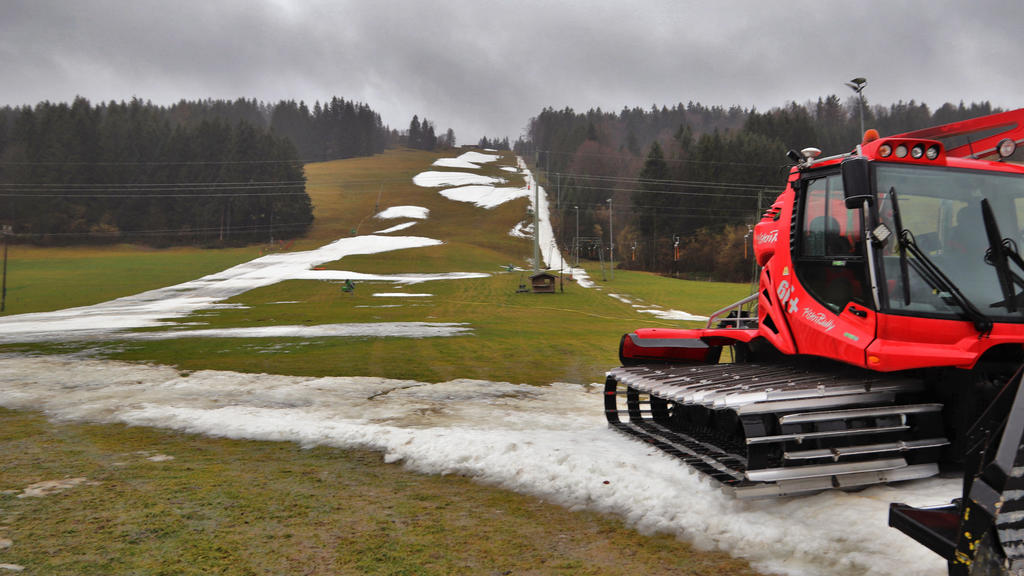 ARCHIV - 03.02.2020, Bayern, Thalkirchdorf: Eine Pistenraupe steht auf einer Skipiste, die bei Tauwetter noch teilweise mit Schneeresten bedeckt ist. (Zu dpa "Winter in Europa war der wärmste seit Beginn der Aufzeichnungen") Foto: Benjamin Liss/dpa +