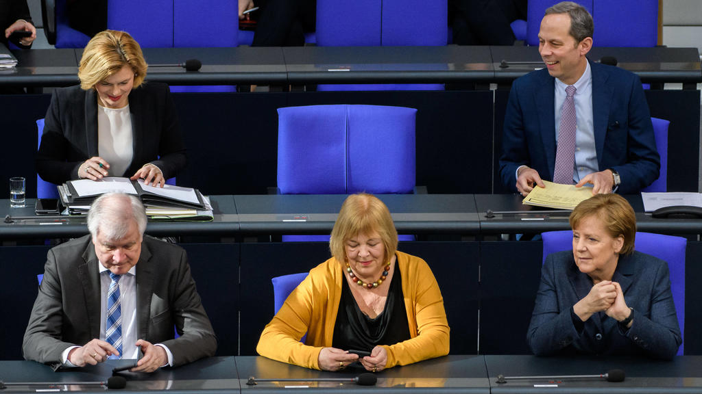 News Bilder des Tages Berlin, Plenarsitzung im Bundestag Deutschland, Berlin - 04.03.2020: Im Bild sind erste Reihe Horst Seehofer Bundesministerium des Innern, CSU, Bettina Hagedorn Parlamentarische Staatssekretärin im Bundesministerium der Finanzen