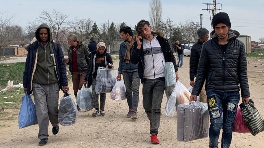 Junge Männer kommen in das Dorf, um ihre Hands aufzuladen oder auch um zu duschen.