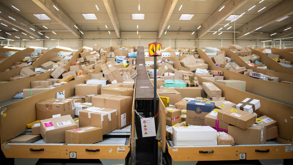 ARCHIV - 18.09.2019, Berlin: Pakete liegen in einem Paketzentrum von Deutsche Post und DHL. Für die Paketbranche ist der boomende Online-Handel ein dankbarer Trend, der die Umsätze weiter wachsen lässt. Foto: Tom Weller/dpa +++ dpa-Bildfunk +++