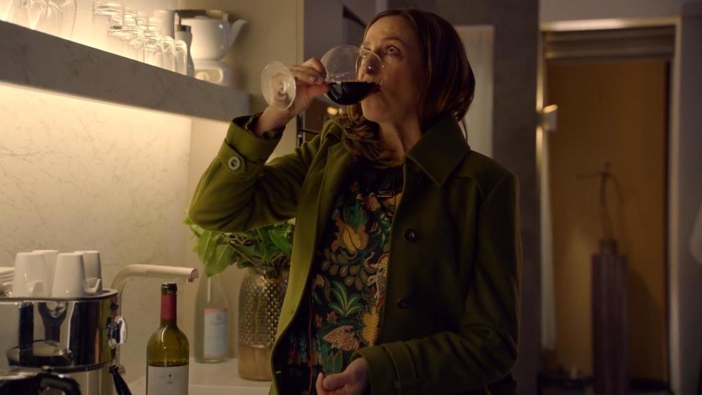 GZSZ: Katrin flüchtet sich in den Alkohol.