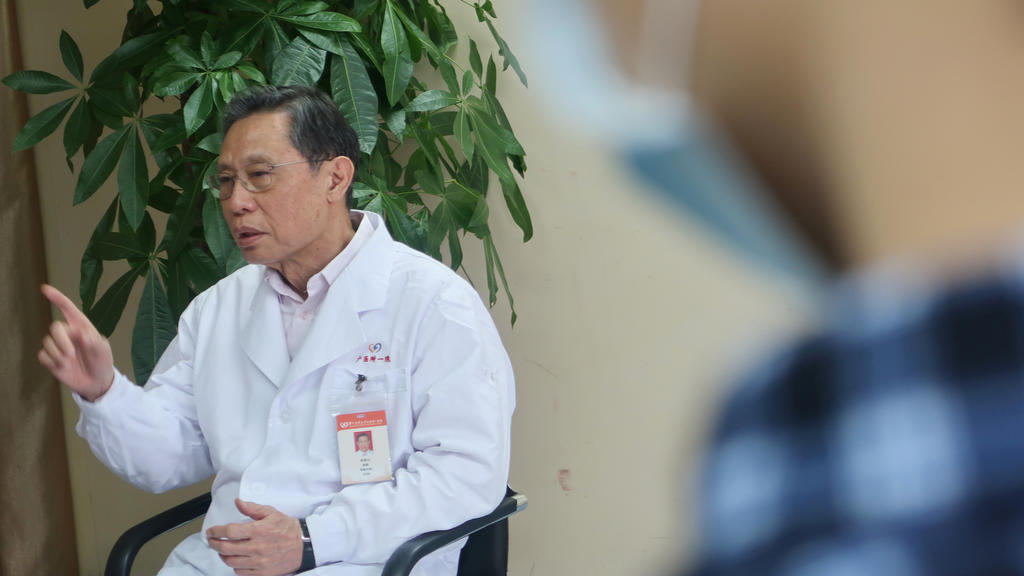 Zhong Nanshan während eines Interviews.