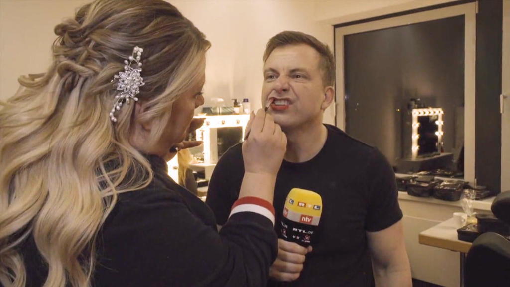 Ilka Bessin hübscht ihren Kollegen Martin Klempnow auf.