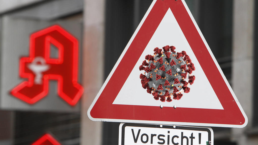 Fotomontage Symbolbild zur Ausbreitung des Coronavirus und der öffentliche Umgang mit der Krankheit: Verkehrsschild Achtung Coronavirus mit Zusatz Vorsicht vor dem Logo einer Apotheke in Frankfurt, Hessen, Deutschland *** Photomontage symbolic image