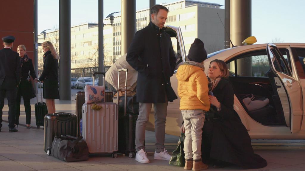 Unter uns: Eva, Till und Noah sind am Flughafen.