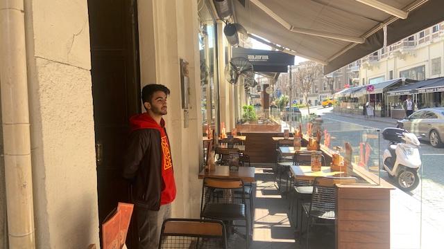 Eine leere Bar: Kellner Ümit wartet auf Kundschaft.