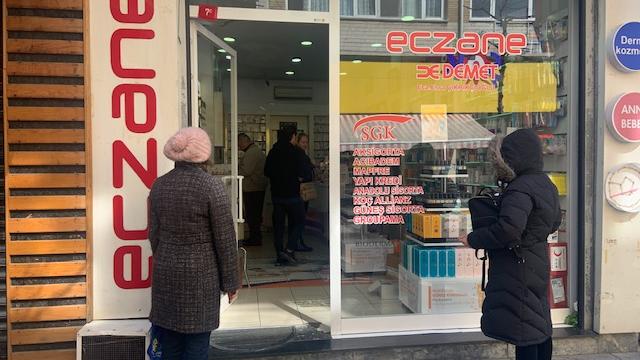 Eine leere Bar: Kellner Ümit wartet auf Kundschaft.