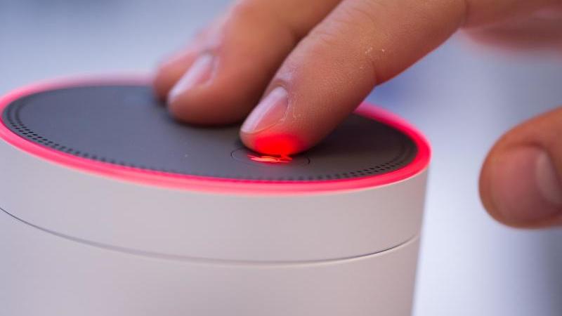 Hand an Amazon Echo