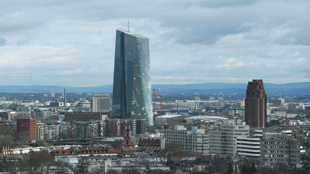 ARCHIVE - 31/01/2020, Hesse, Francfort / Main: Le siège de la Banque centrale européenne (I, BCE) dépasse de la mer de maisons à l'est de Francfort. Dans la lutte contre les conséquences économiques de la pandémie de coronavirus, la Banque centrale européenne n'a