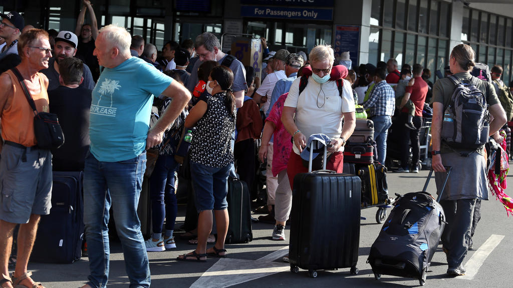 20.03.2020, Philippinen, Manila: Touristen stehen am Flughafen. Mehr als 300 Deutsche warten auf dem internationalen Flughafen Ninoy Aquino auf einen Lufthansa-Flug, der von der deutschen Botschaft auf den Philippinen wegen der Covid-19-Pandemie gech