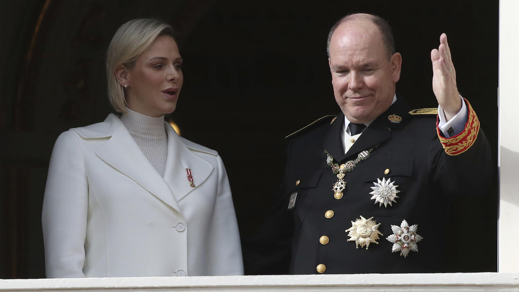 DOSSIER - Dans cette photo d'archive du 19 novembre 2019, le prince Albert II de Monaco avec son épouse la princesse Charlène saluent le balcon lors de la cérémonie marquant la fête nationale à Monaco. Le palais de Monaco affirme que le prince Albert II a été testé positif pour le nouveau
