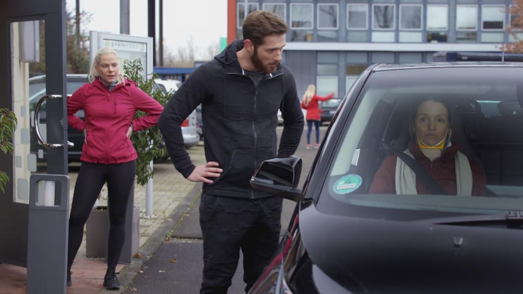 AWZ: Deniz sieht Jenny im Wagen sitzen.