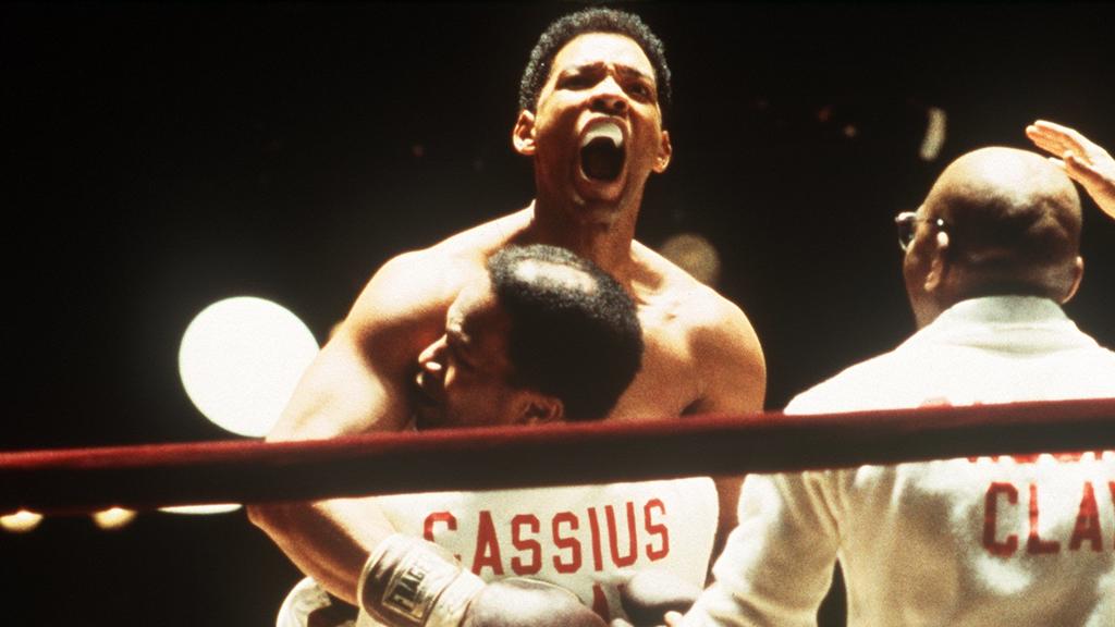 Der jubelnde Muhammad Ali (Will Smith, hinten) wird nach einem Sieg im Ring von seinem Trainer Drew "Bundini" Brown (Jamie Fox) umarmt. Das Film-Drama «Ali» zeigt die zehn ereignisreichsten Jahre in der Box-Karriere des ehemaligen Schwergewichts-Welt