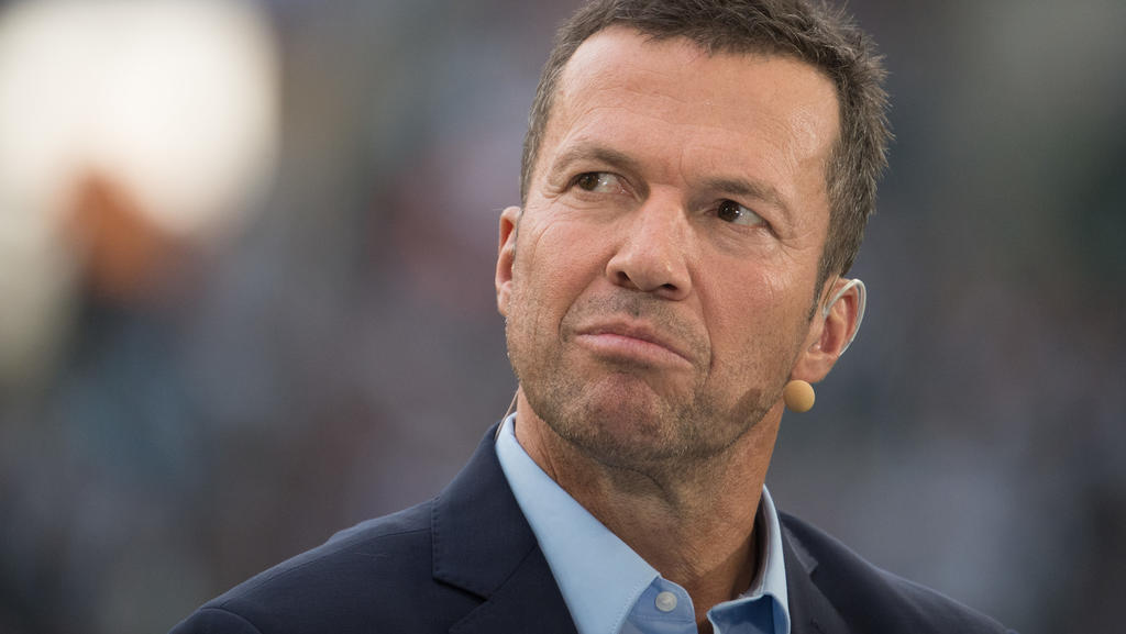 ARCHIV - 15.09.2018, Nordrhein-Westfalen, Mönchengladbach: Fußball: Bundesliga, Borussia Mönchengladbach - FC Schalke 04, 3. Spieltag im Stadion im Borussia-Park. Rekord-Nationalspieler und Sky-Experte Lothar Matthäus steht am Spielfeldrand. (zu dpa