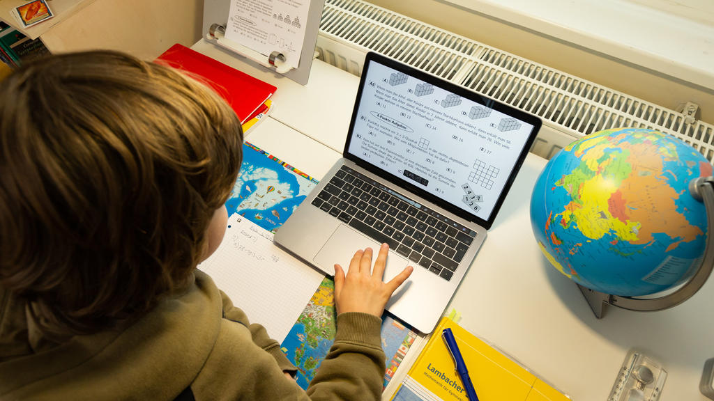16.03.2020, Schleswig-Holstein, Wentotf Bei Hamburg: Der Elfjährige Gymnasiast Julius löst in seinem Kinderzimmer in Wentorf bei Hamburg Aufgaben, die ihm seine Lehrer für jeden Tag über den Schulserver geschickt haben. Wegen des Corona-Virus bleiben