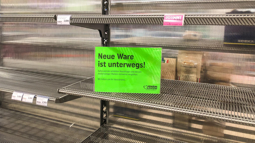Leere Supermarktregale werden aufgefüllt