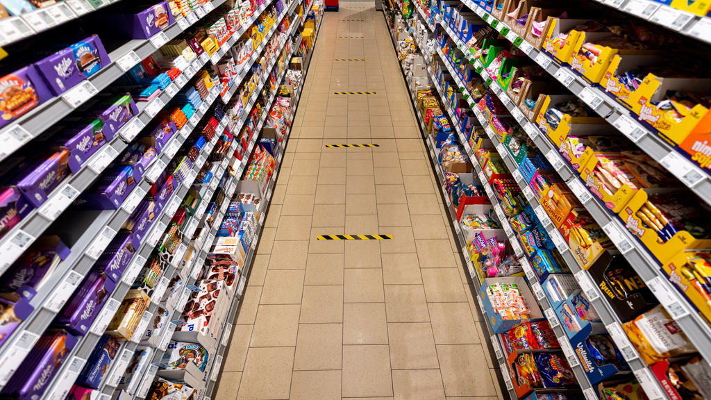 24.03.2020, Sachsen, Dresden: Markierungsband im Abstand von 1,50 Meter ist auf den Fußboden in einem Supermarkt geklebt. Um die Ausbreitung des Coronavirus zu verlangsamen hat die Bundesregierung das öffentliche Leben weiter erheblich eingeschränkt.