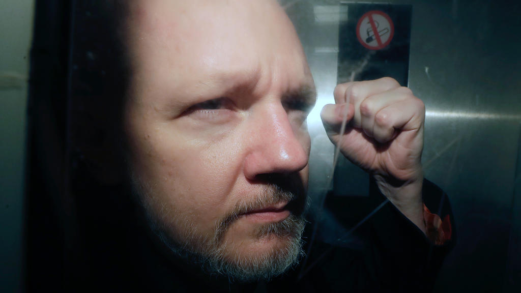 ARCHIV - 01.05.2019, Großbritannien, London: Julian Assange, Mitbegründer der Enthüllungsplattform WikiLeaks, verlässt das Gericht. (zu dpa:Wikileaks-Gründer Assange hofft wegen Coronavirus auf Freilassung) Foto: Matt Dunham/AP/dpa +++ dpa-Bildfunk +