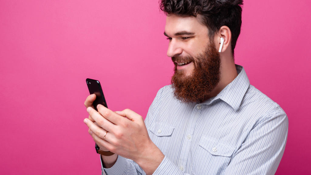 Mann trägt Airpods von Apple