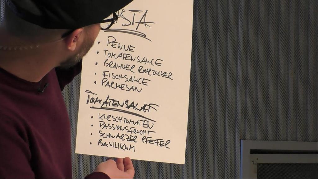 Mark Forster zeigt die Zutaten für seine Pasta