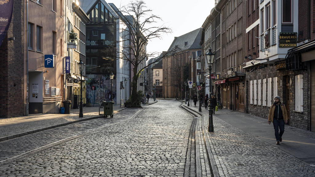 Altstadt Düsseldorf, die Ratinger Straße mit den beliebtesten Kneipen, ohne Menschen *** Old town Düsseldorf, the Ratinger Straße with the most popular pubs, without people