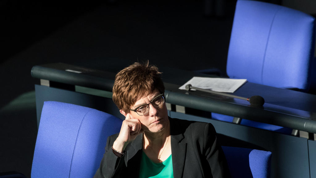 Berlin, Plenarsitzung im Bundestag Deutschland, Berlin - 25.03.2020: Im Bild ist Annegret Kramp-Karrenbauer Verteidigungsministerin, Bundesvorsitzende der CDU während der Sitzung des deutschen Bundestags zu sehen. Berlin Bundestag Berlin Deutschland