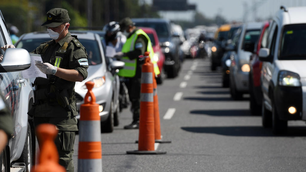 18.09.2019, Argentinien, Buenos Aires: Polizisten stehen während der Ausgangssperre an einem Kontrollpunkt in Buenos Aires. Foto: Daniel Dabove/telam/dpa +++ dpa-Bildfunk +++