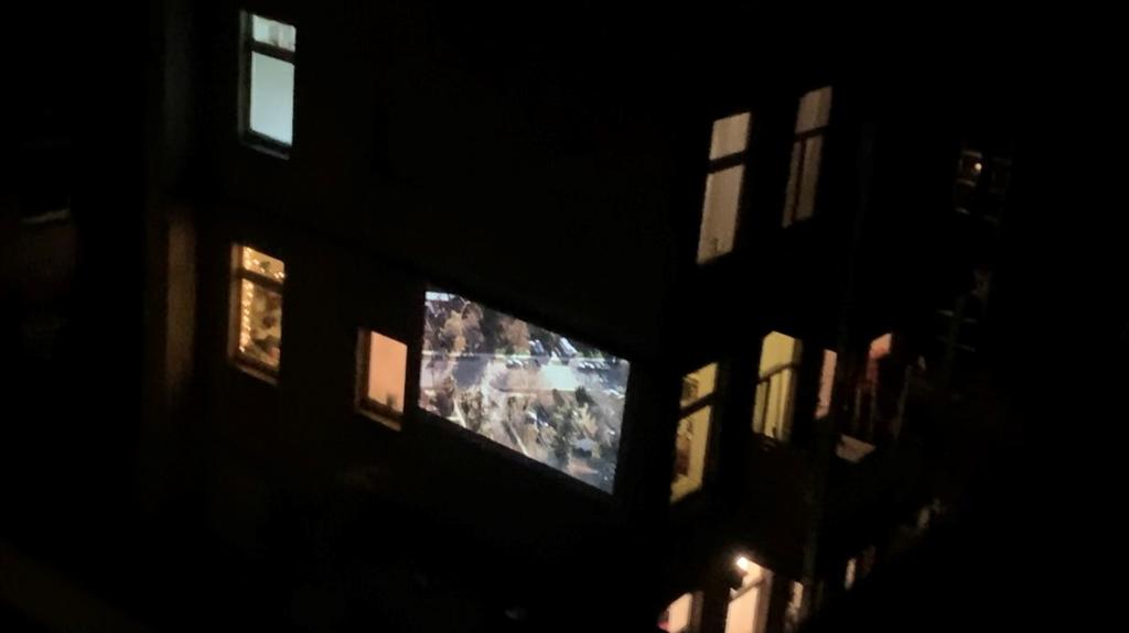 Köln: Anwohner schauen gemeinsam einen Film - Hunterhof-Wand als Kinoleinwand